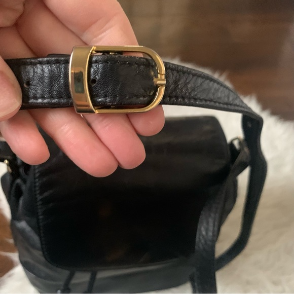 Genuine black leather crossbody-shoulder bag with front flap / backpack styling - Picture 6 of 14